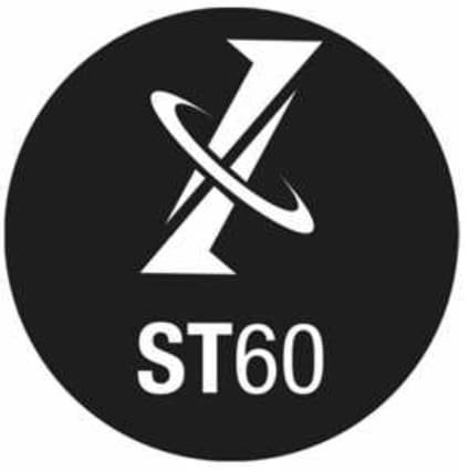 黒い円形の背景に、リングで囲まれたスタイリッシュな矢印とST60のロゴ。