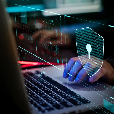 ノートPCに表示されたサイバーセキュリティの盾