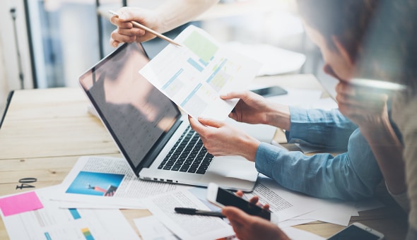 ファイルを見る人々