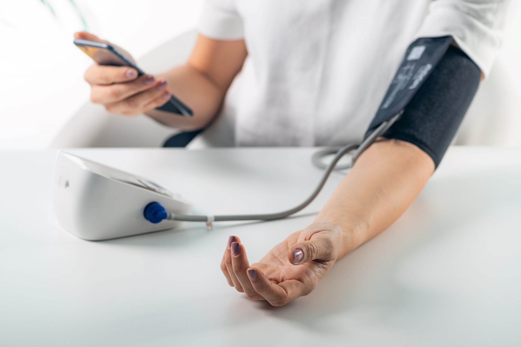 医療従事者が患者の血圧を測定しています。