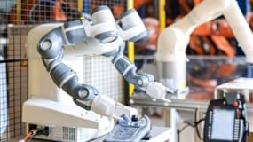 Full pick and place robot in an advanced production scenario